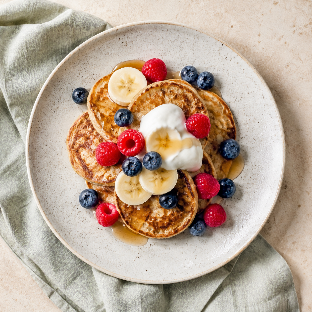 Bananen-havermoutpannenkoekjes met yoghurt en rood fruit