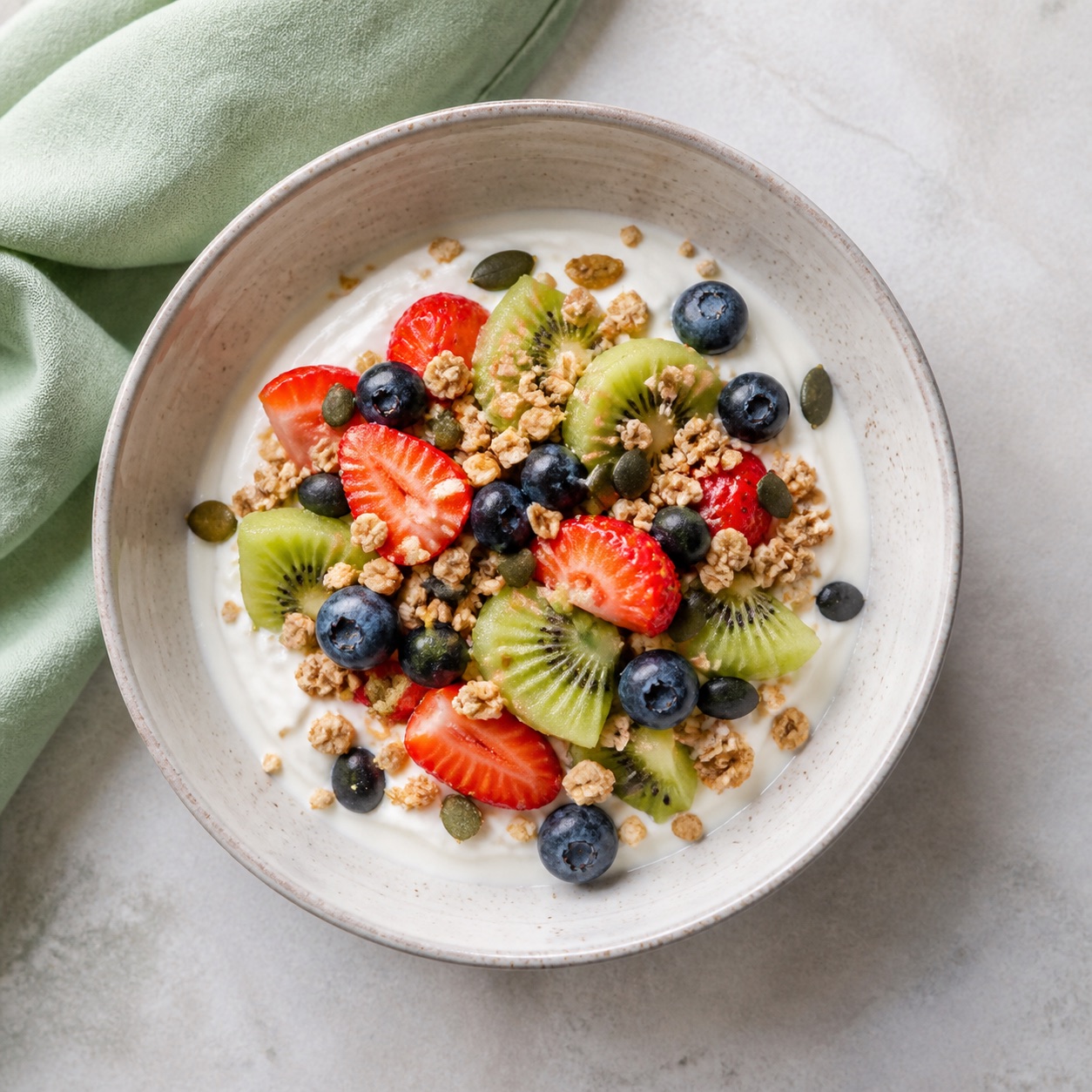 Yoghurtbowl met aardbeien, kiwi en blauwe bessen