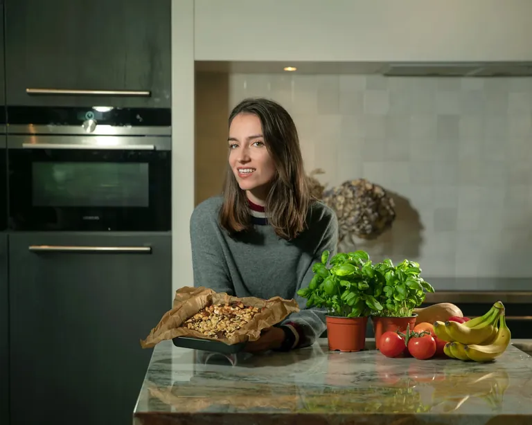 Esmée Borgts in de keuken met verse voeding
