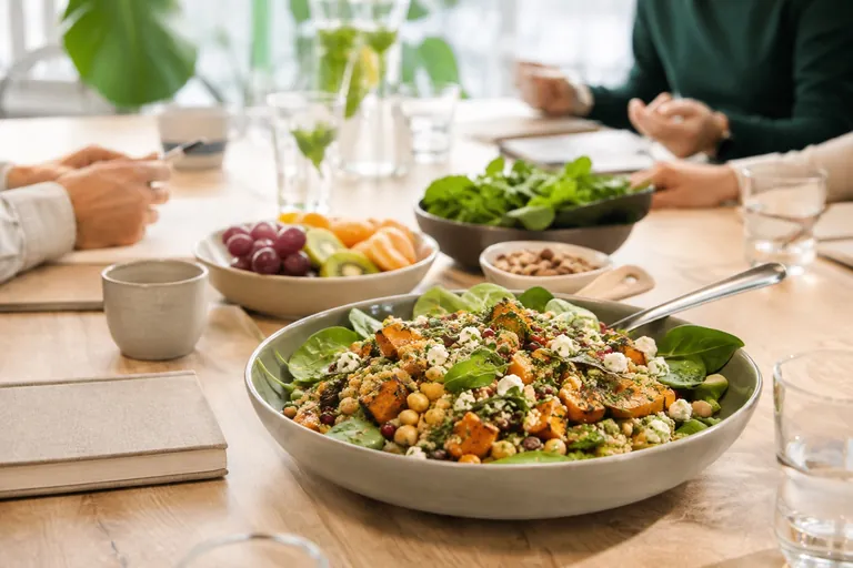 Gezonde lunch tijdens een voedingsvoorlichting voor medewerkers